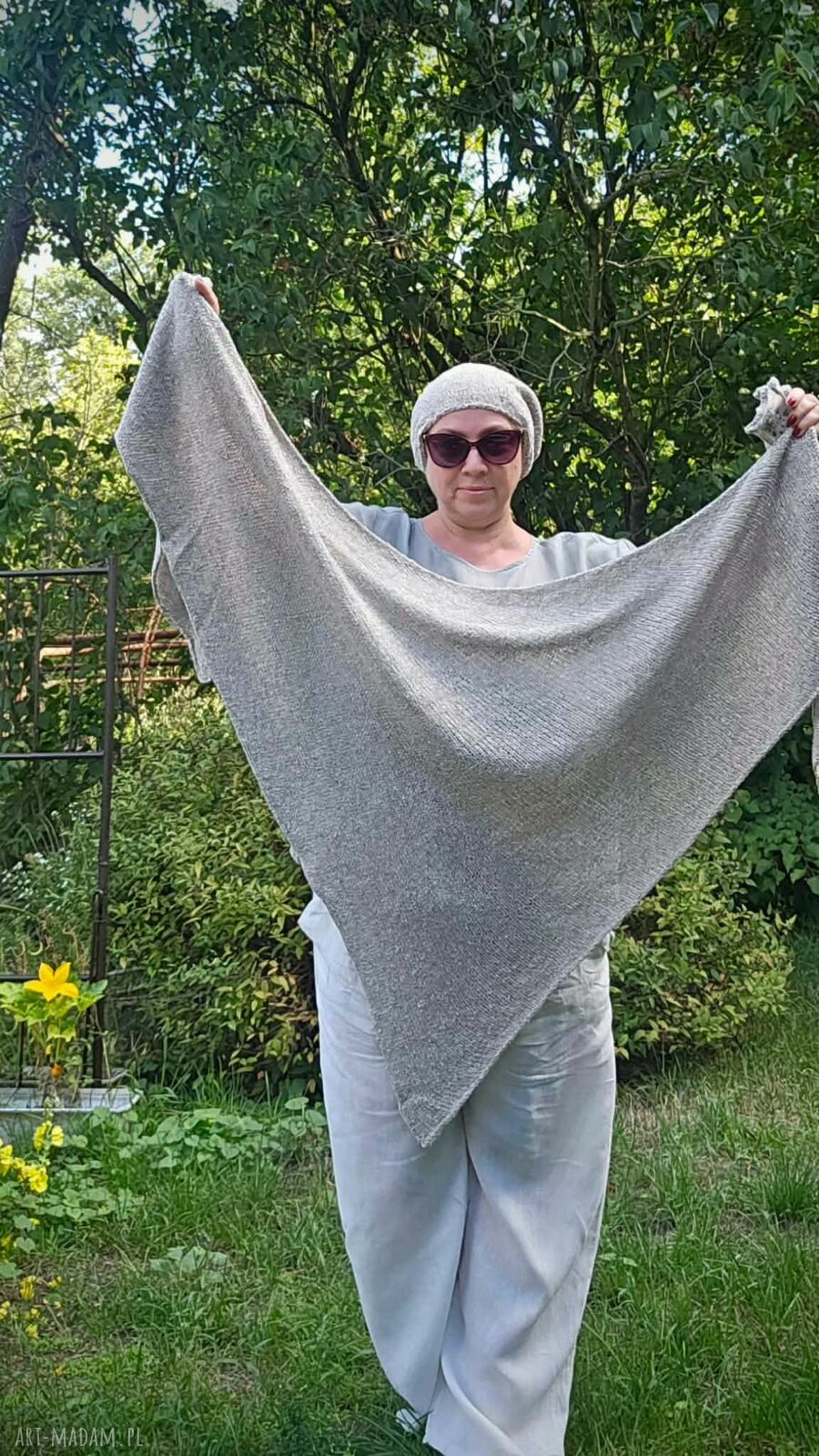 Minimalistyczna duża chusta na drutach