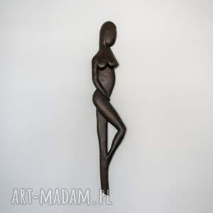 minimalistyczna rzeźba postać kobiety 01