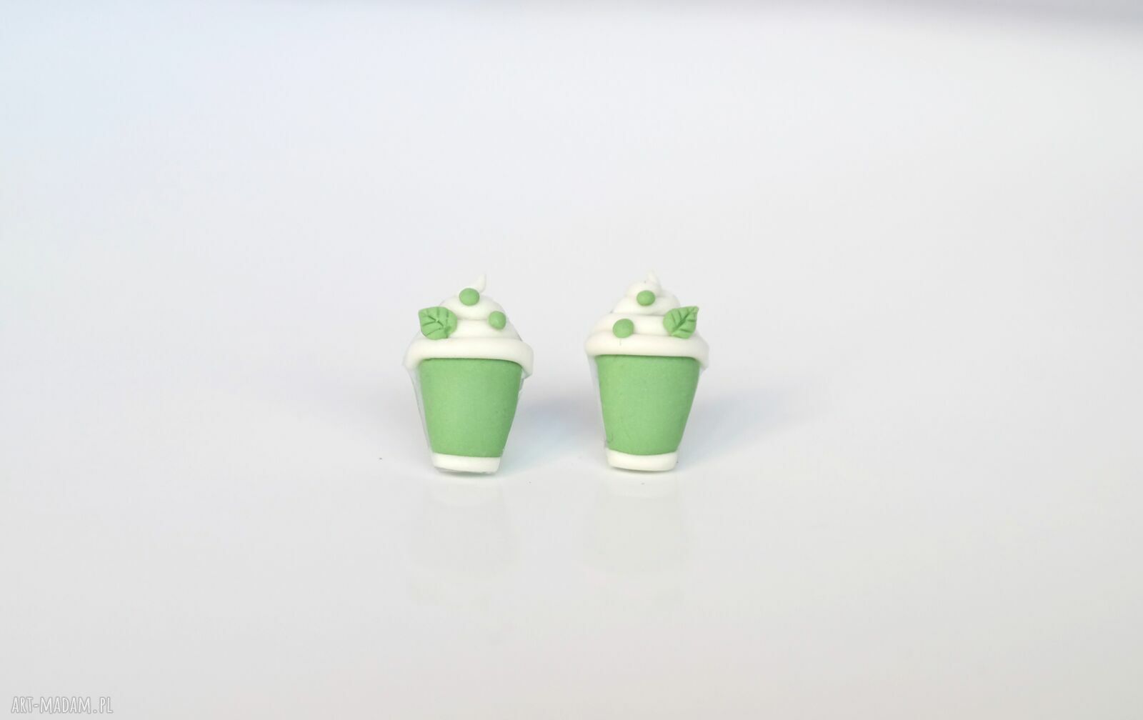 Kolczyki sztyfty matcha latte z listeczkiem - ręcznie robione