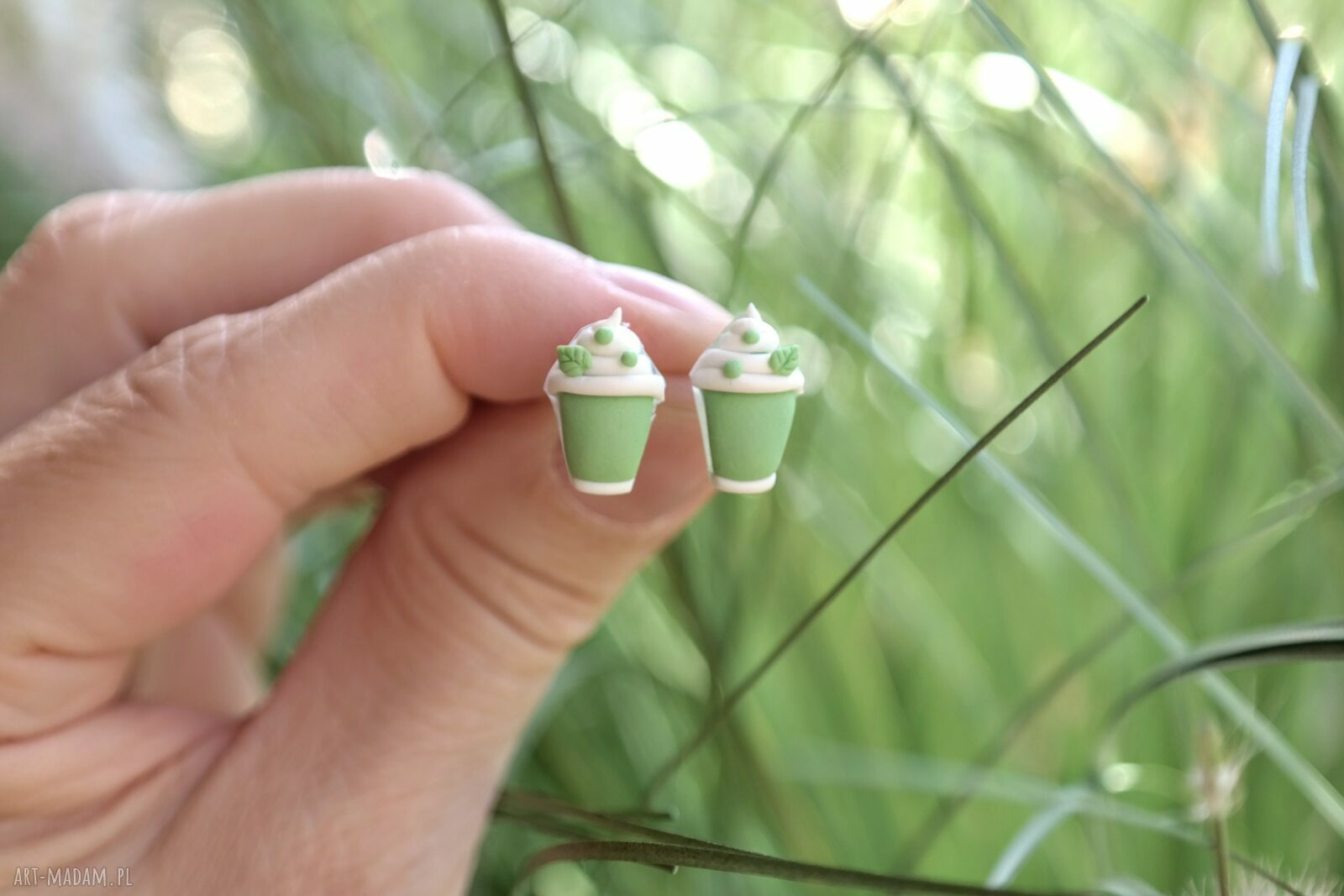 Kolczyki sztyfty matcha latte z listeczkiem - ręcznie robione