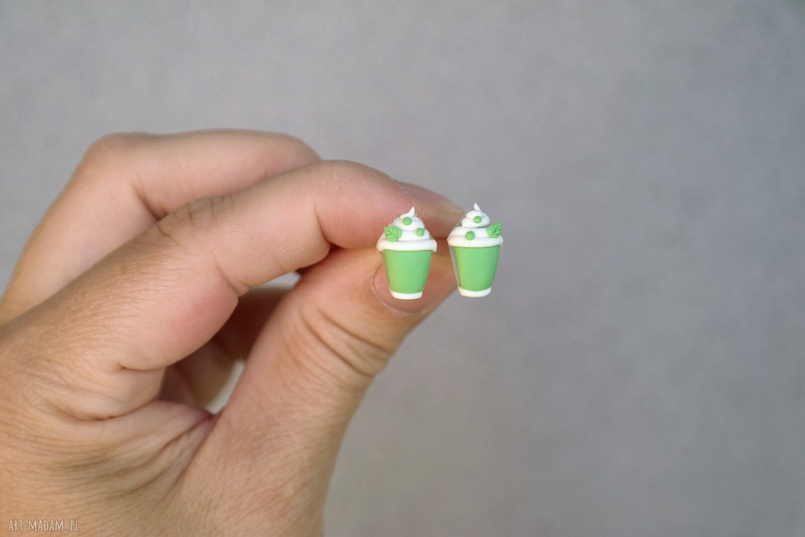 Kolczyki sztyfty matcha latte z listeczkiem - ręcznie robione