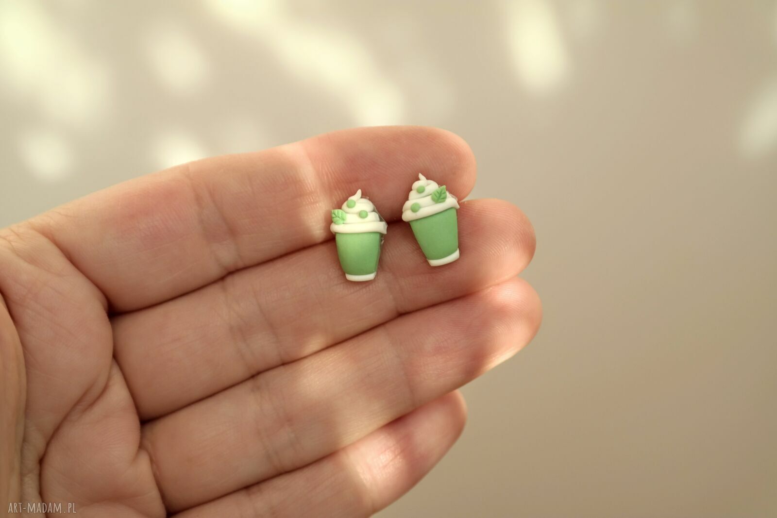 Kolczyki sztyfty matcha latte z listeczkiem - ręcznie robione