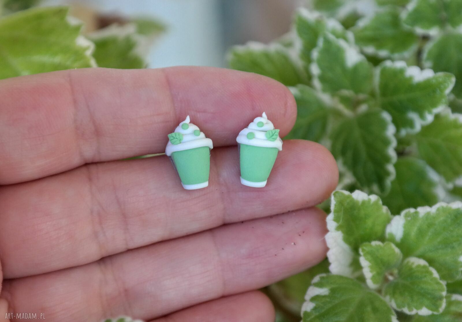 Kolczyki sztyfty matcha latte z listeczkiem - ręcznie robione