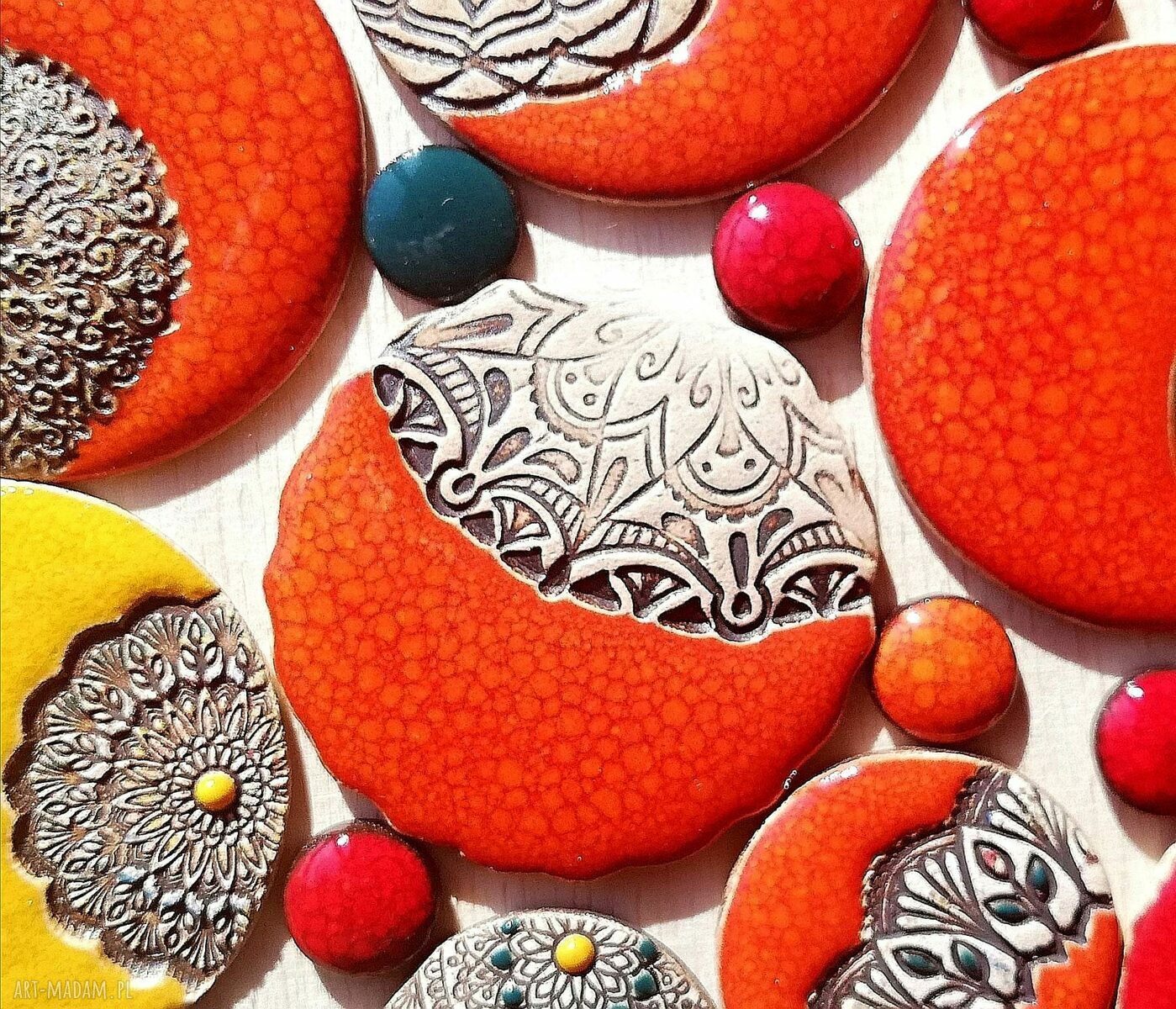 Pomarańczowe kolczyki ceramiczne na sztyftach antyalergicznych - jesienna energia w stylu GAIA