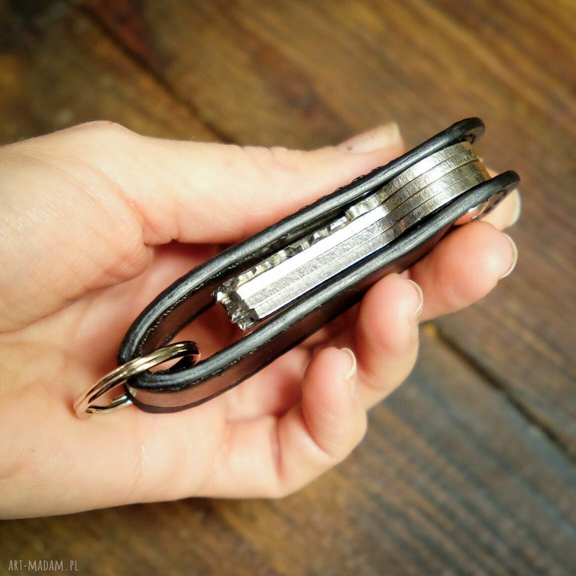 Minimalistyczne skórzane etui na klucze - brelok personalizowany