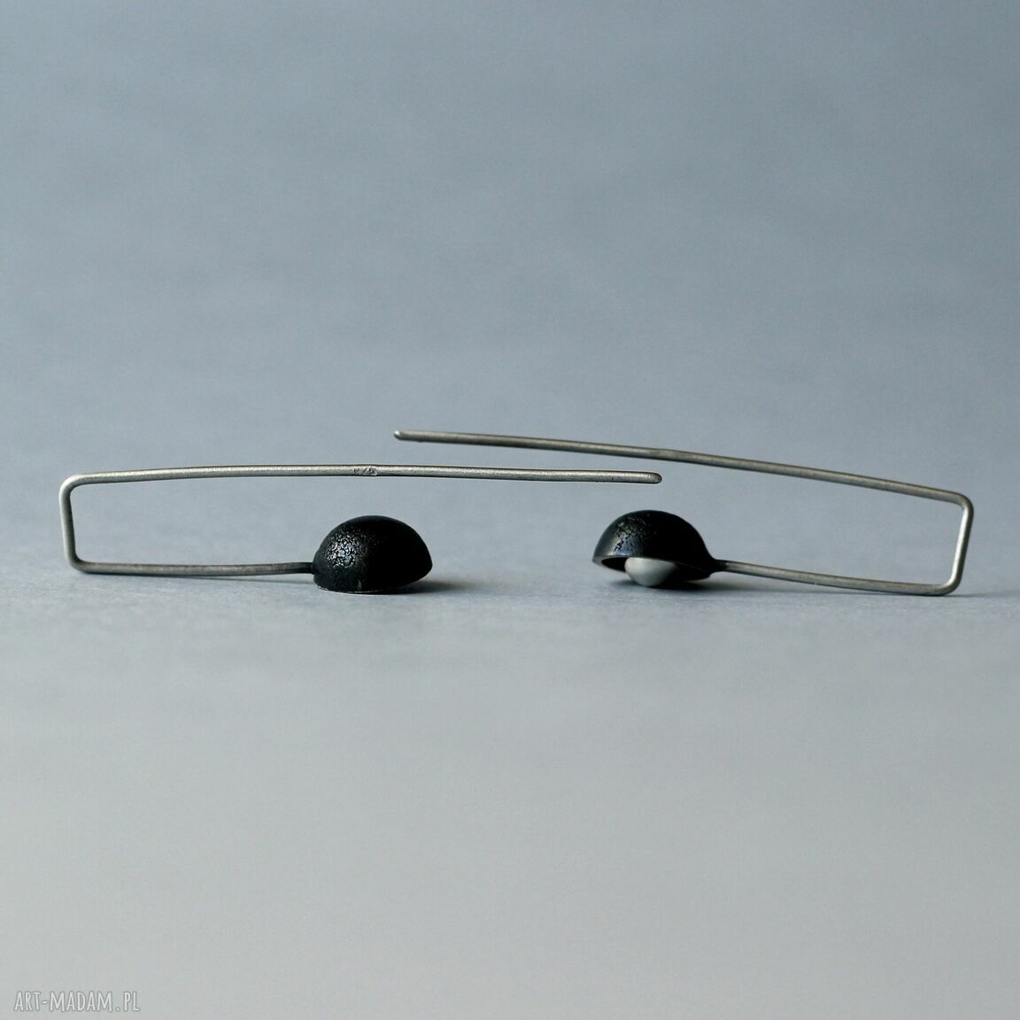 Minimalistyczne kolczyki ze srebrną kuleczką Shambala