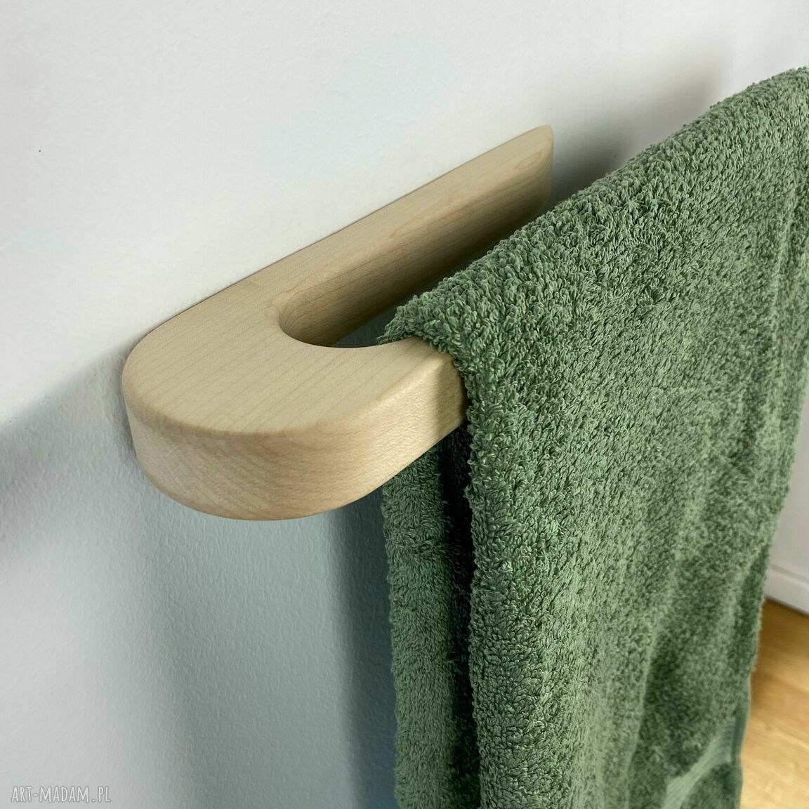 Minimalistyczny klonowy wieszak na ręcznik do łazienki