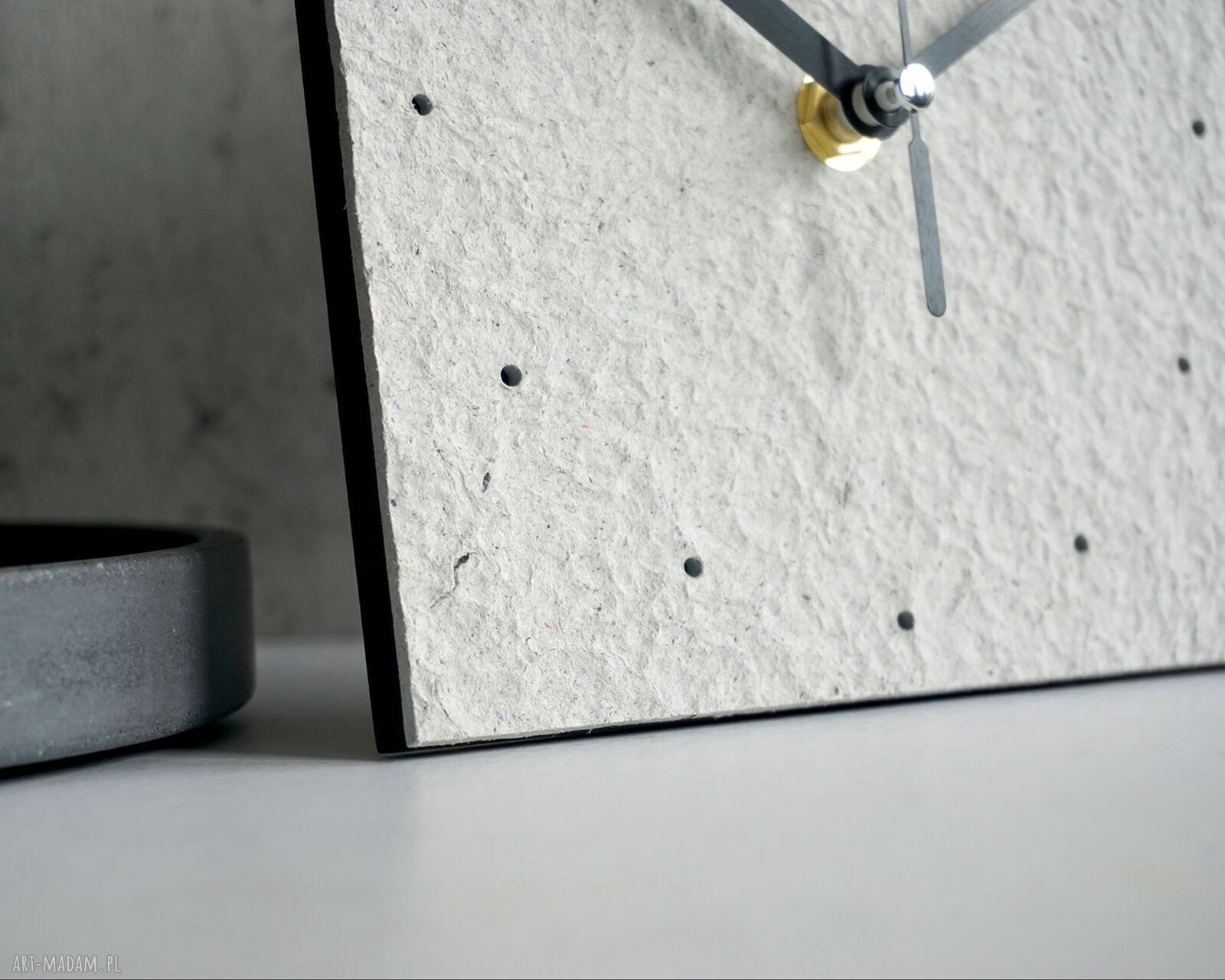 Minimalistyczny zegar do salonu z papieru z recyklingu - Studio blureco