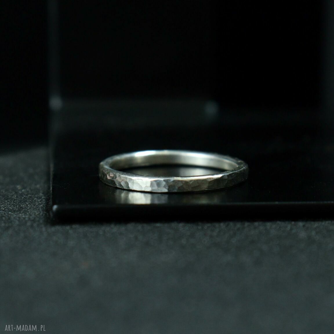 Minimalistyczny młotkowany pierścionek minimalistycz prosty