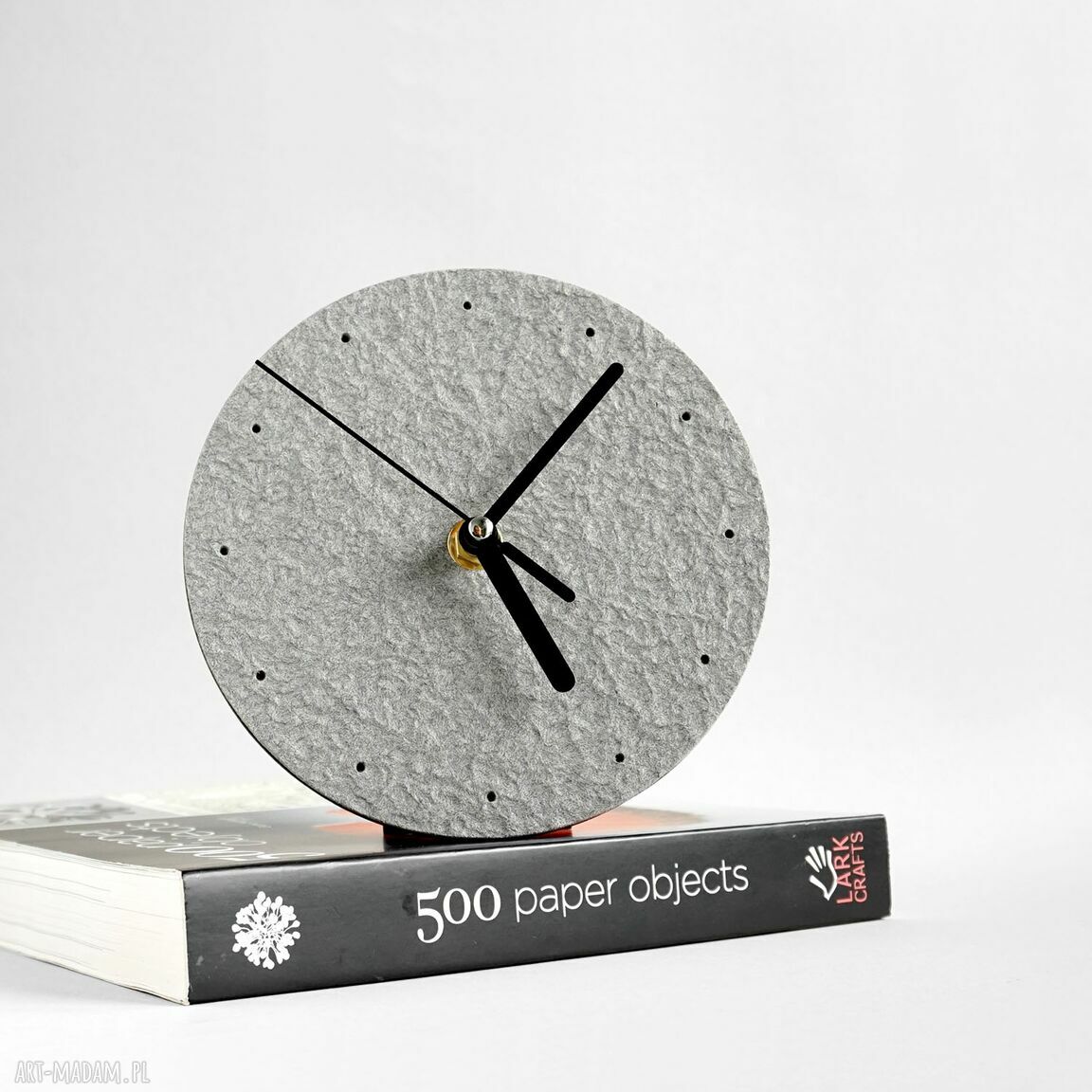 Minimalistyczny zegar stojący z papieru z recyklingu 15 cm
