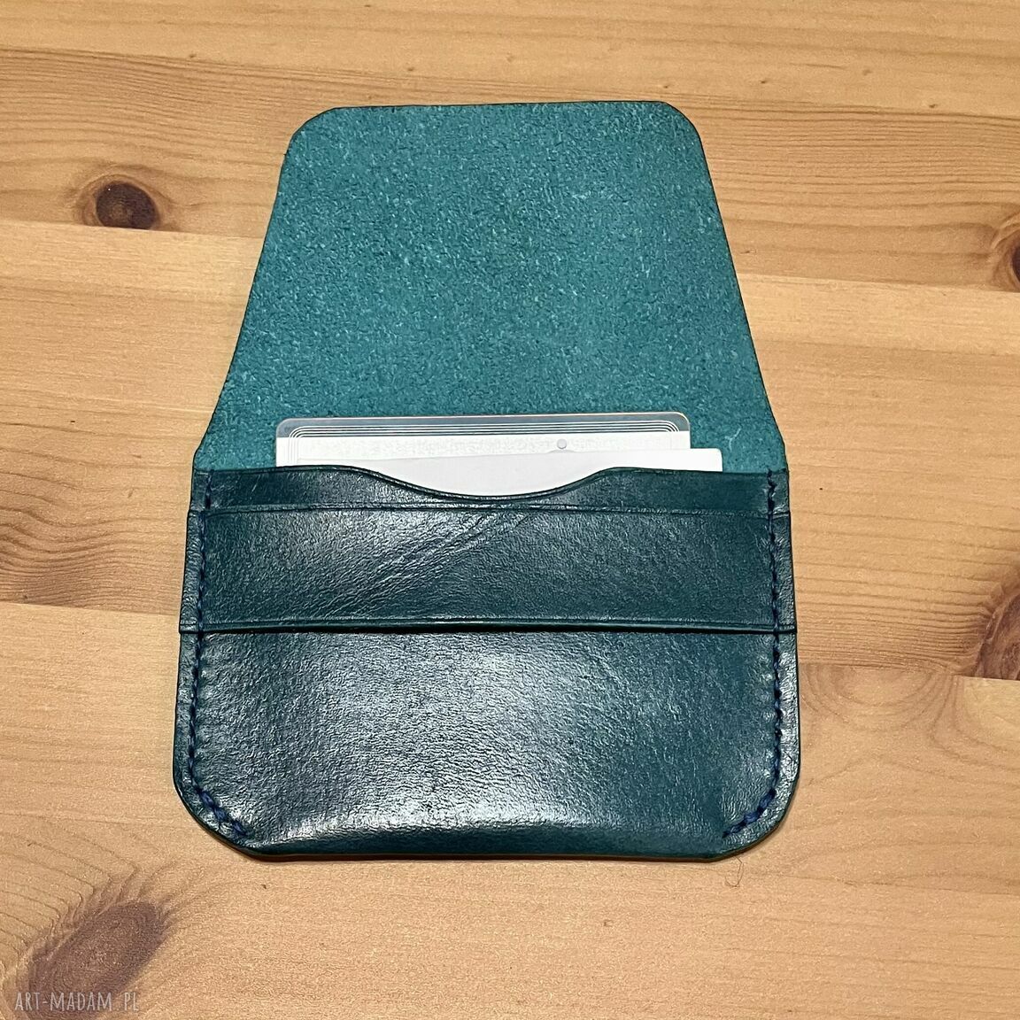 portfele: Minimalistyczny turkusowy portfel ze skóry na karty uszyty ręcznie.
