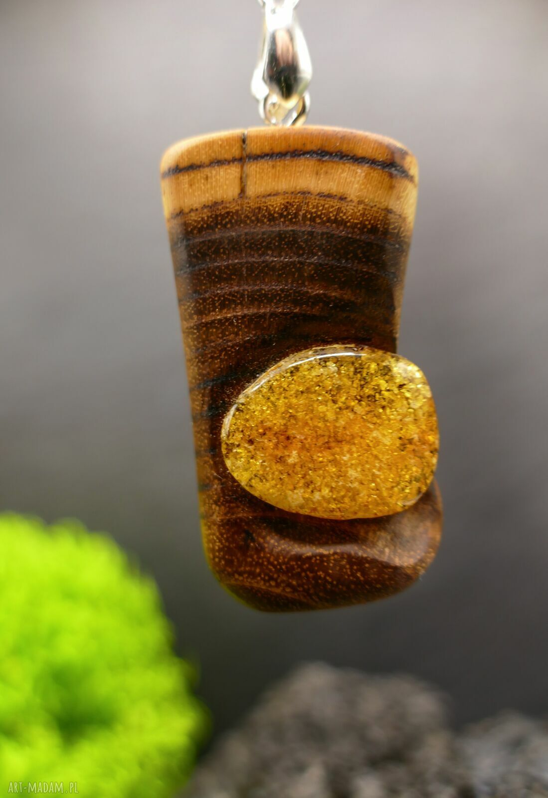 Wisiorek z bursztynem „Dotyk Ognia” - pirografia, akacja i naturalny amber
