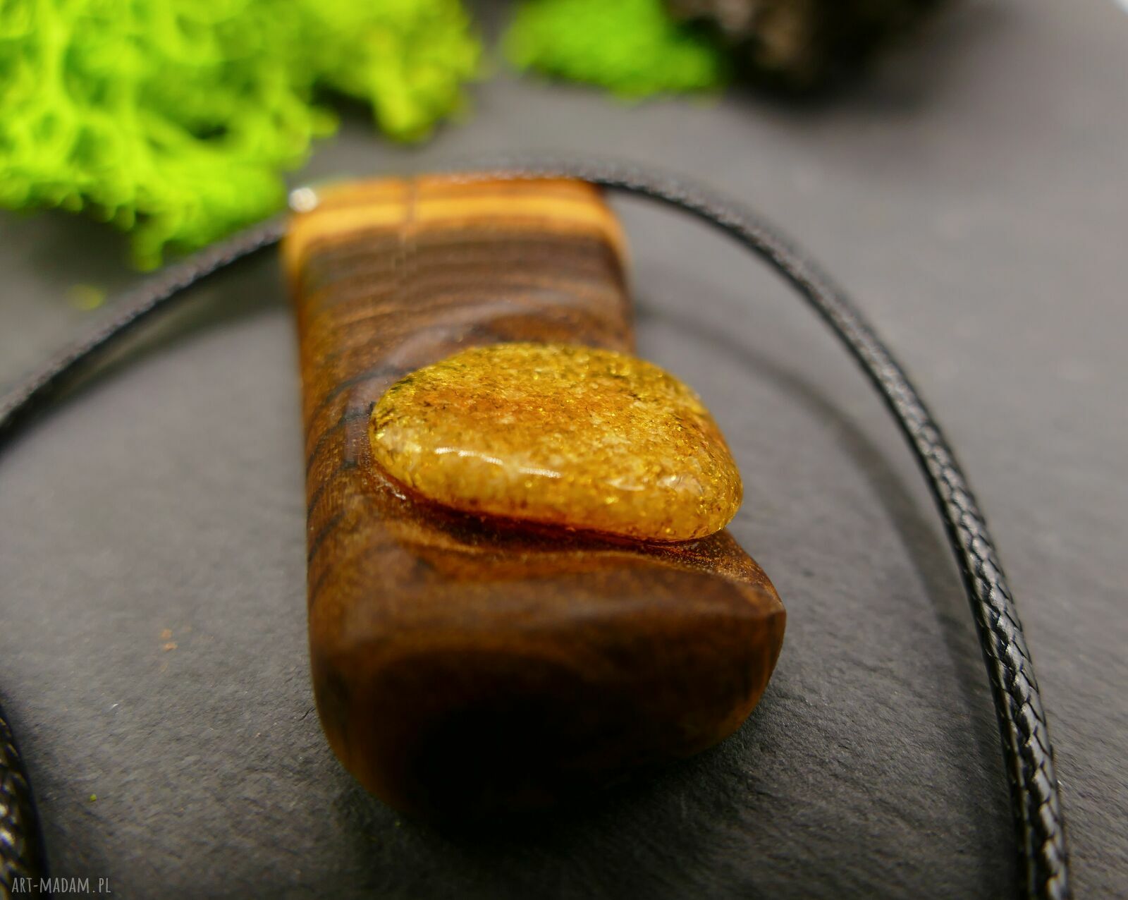 Wisiorek z bursztynem „Dotyk Ognia” - pirografia, akacja i naturalny amber