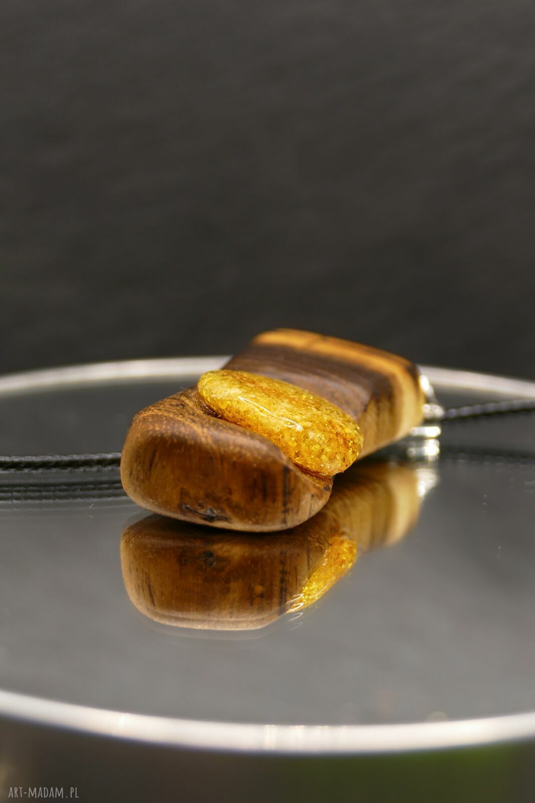Wisiorek z bursztynem „Dotyk Ognia” - pirografia, akacja i naturalny amber