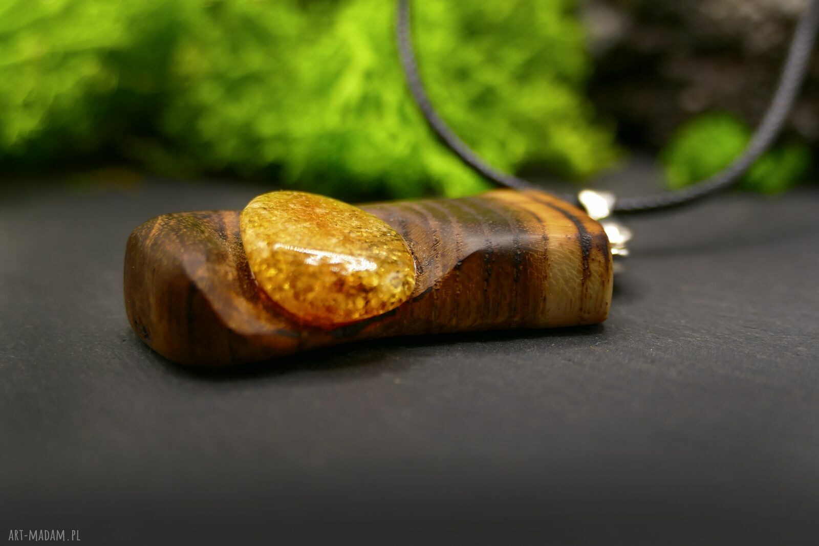 Wisiorek z bursztynem „Dotyk Ognia” - pirografia, akacja i naturalny amber