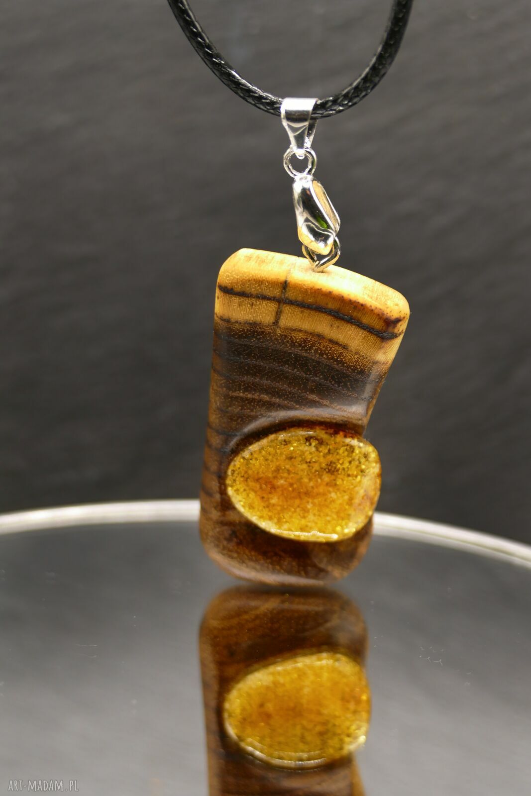 Wisiorek z bursztynem „Dotyk Ognia” - pirografia, akacja i naturalny amber
