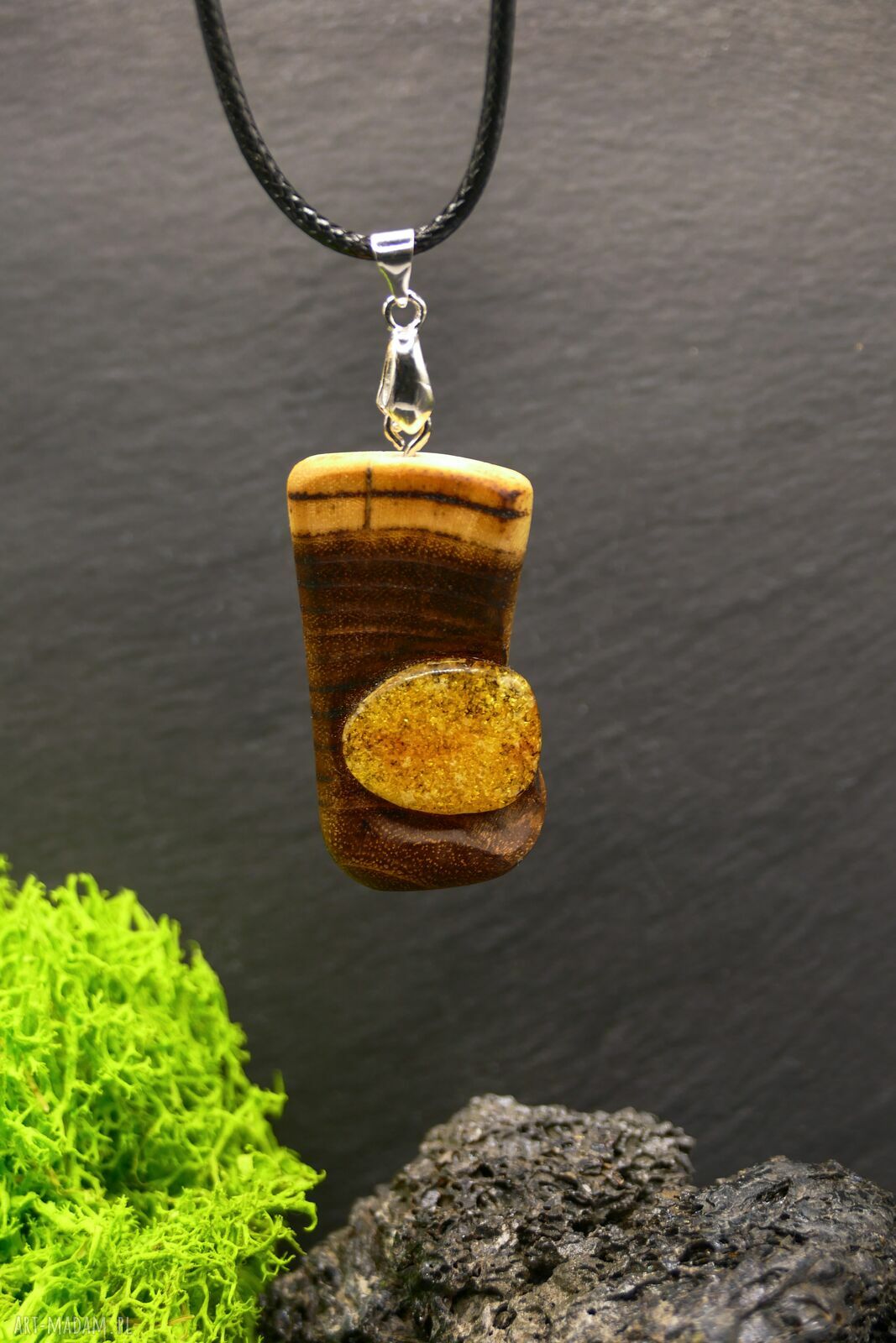 Wisiorek z bursztynem „Dotyk Ognia” - pirografia, akacja i naturalny amber
