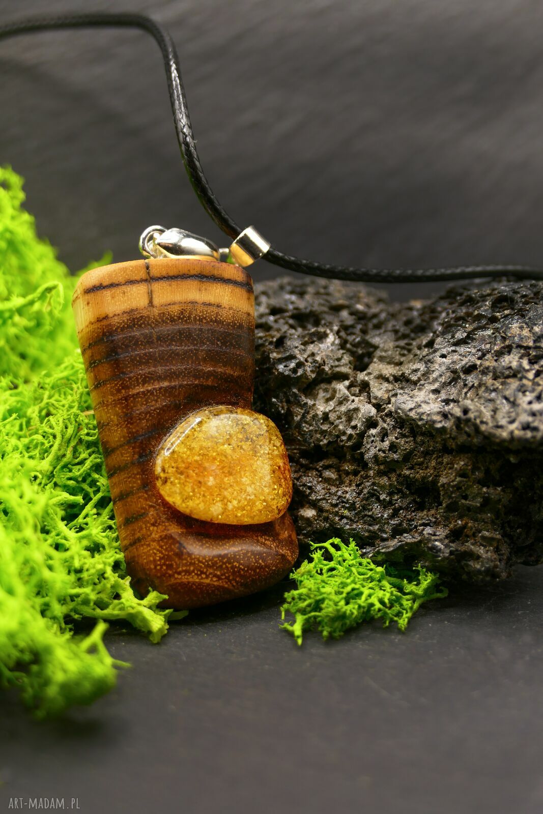 Wisiorek z bursztynem „Dotyk Ognia” - pirografia, akacja i naturalny amber