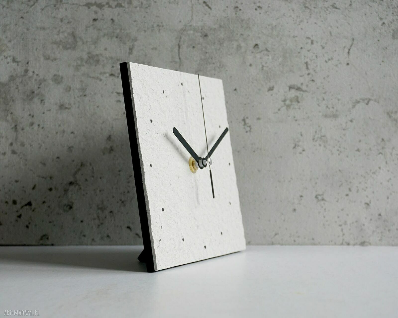 Minimalistyczny zegar do salonu z papieru z recyklingu - Studio blureco