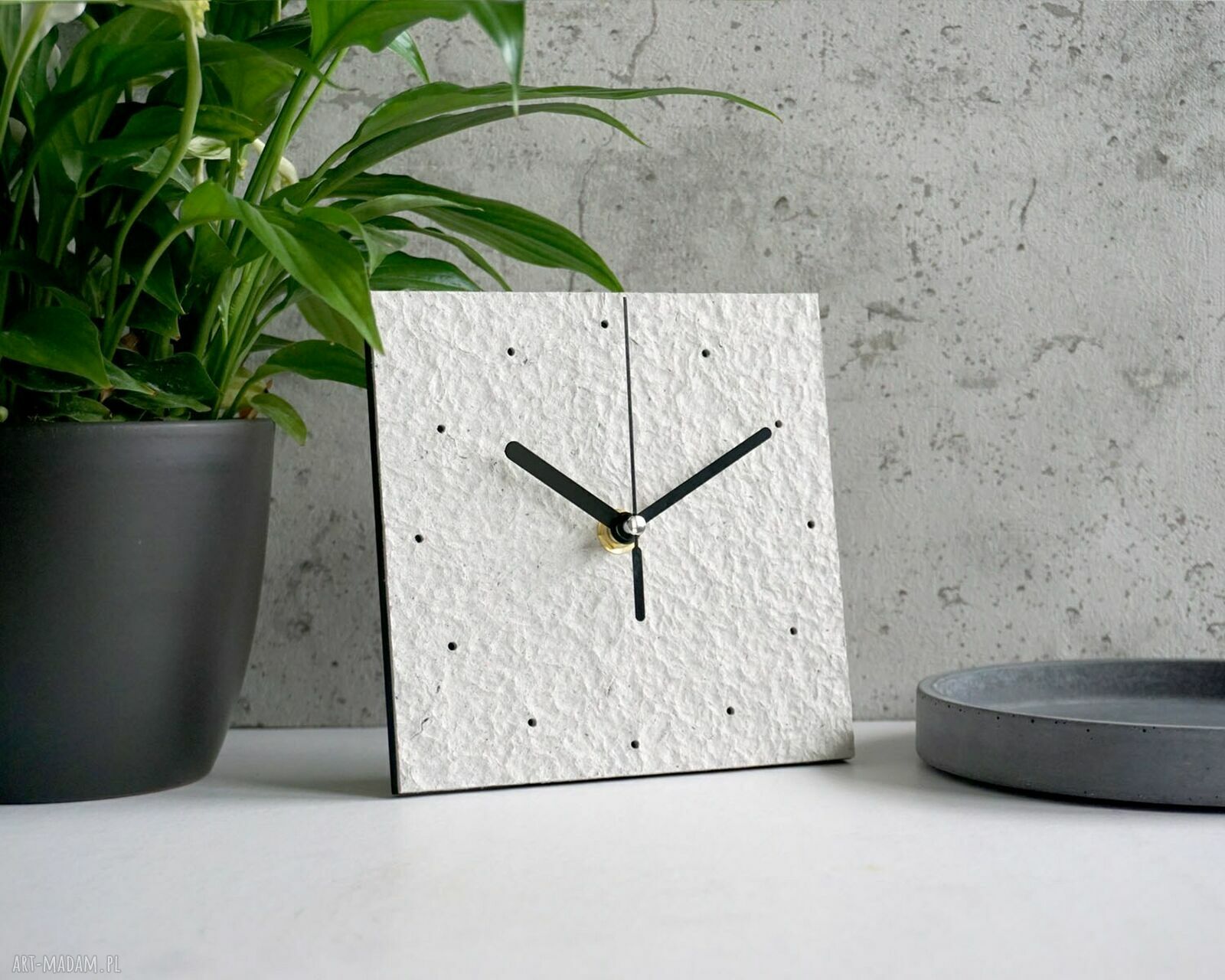 Minimalistyczny zegar do salonu z papieru z recyklingu - Studio blureco