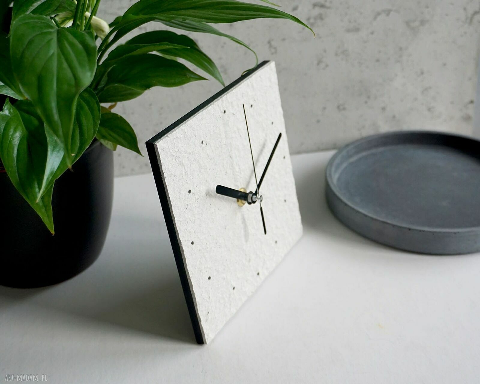 Minimalistyczny zegar do salonu z papieru z recyklingu - Studio blureco