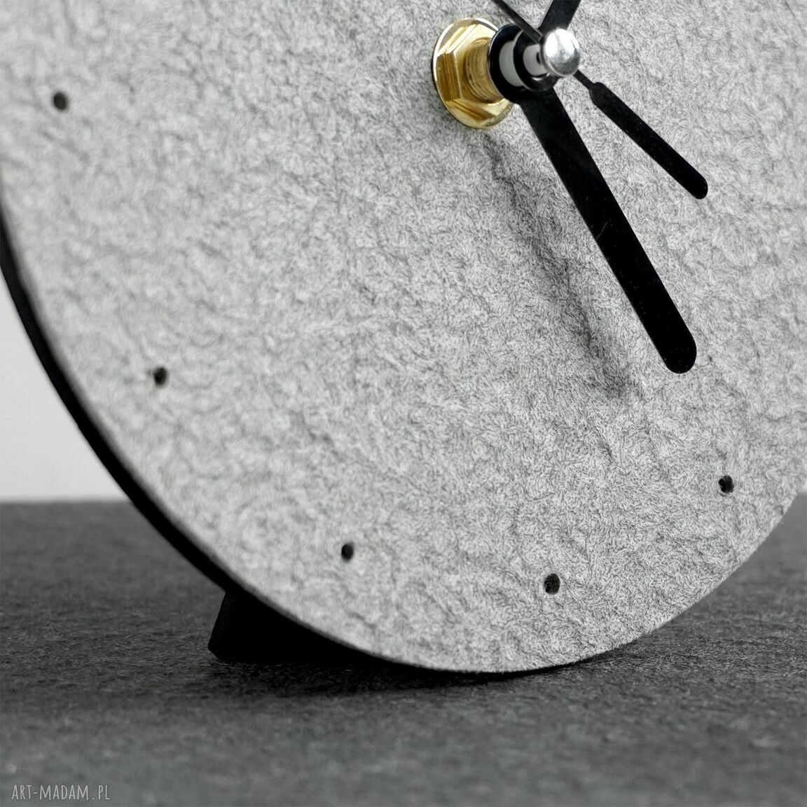 Minimalistyczny zegar stojący z papieru z recyklingu 15 cm