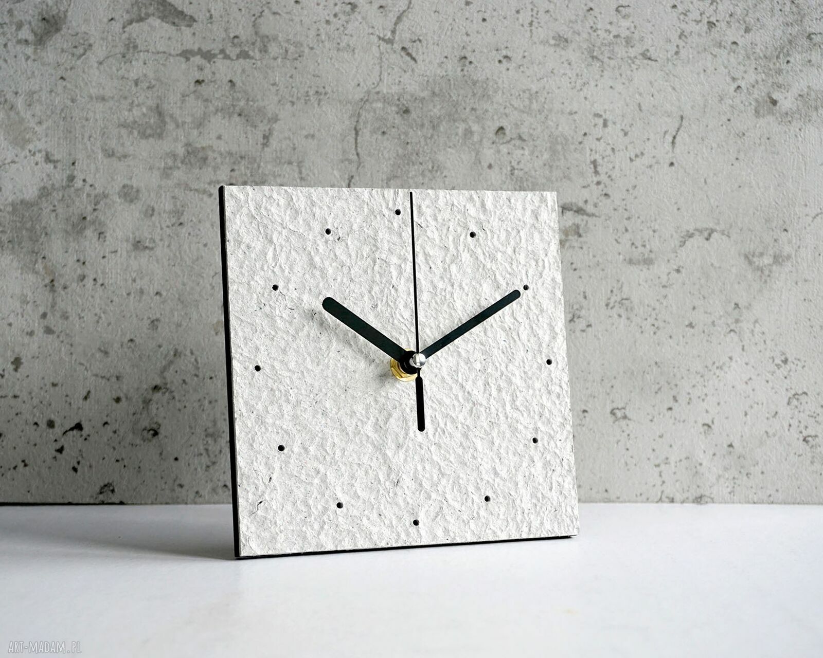 Minimalistyczny zegar do salonu z papieru z recyklingu - Studio blureco