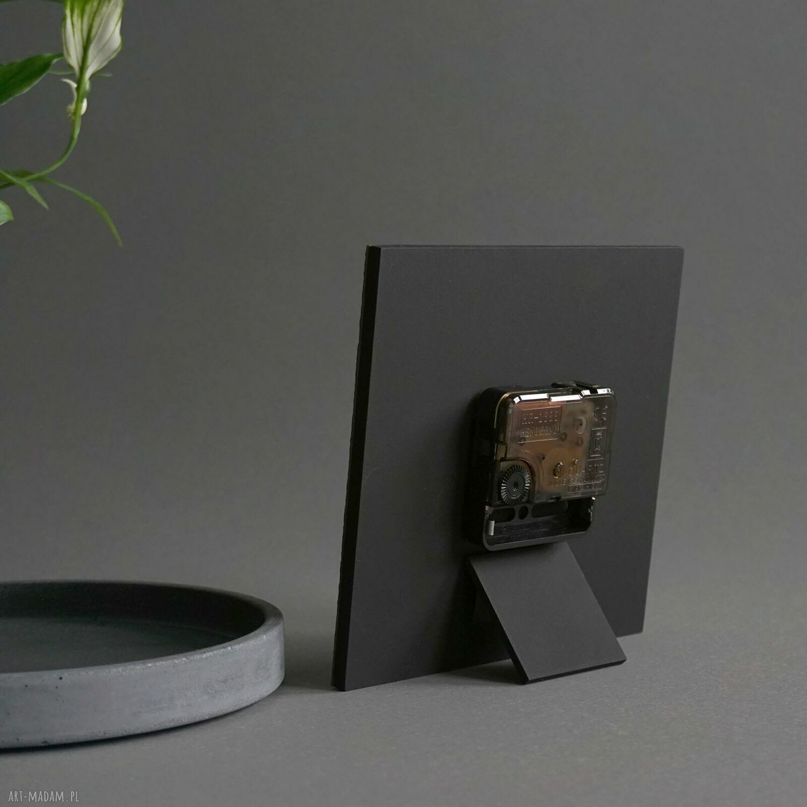 Minimalistyczny zegar do salonu z papieru z recyklingu - Studio blureco