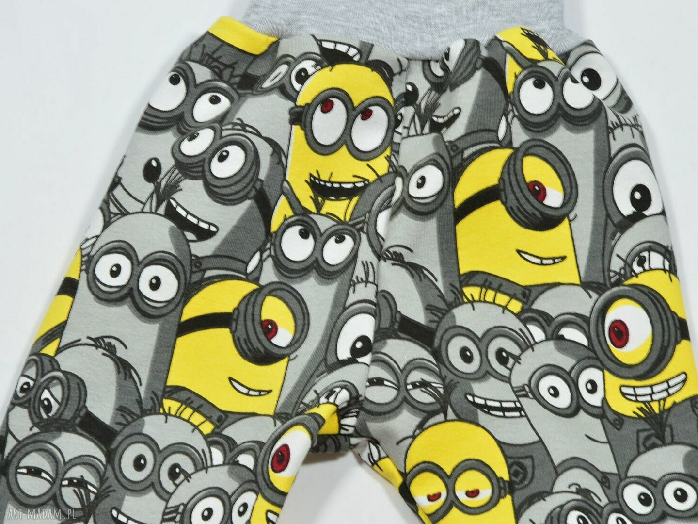 Spodnie dziecięce Minionki w odcieniach szaro-żółtych - rozmiary 56-122