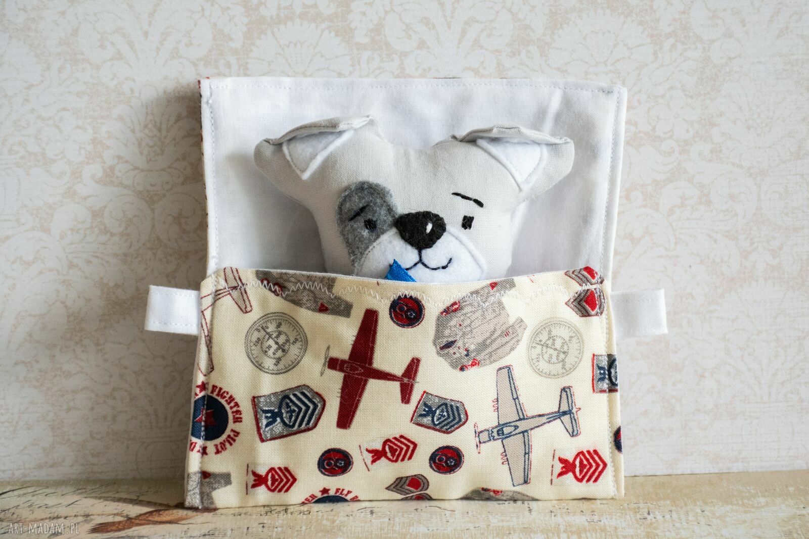 Minisie w śpiworku - Piesek szary, ręcznie haftowana maskotka 9,5 cm