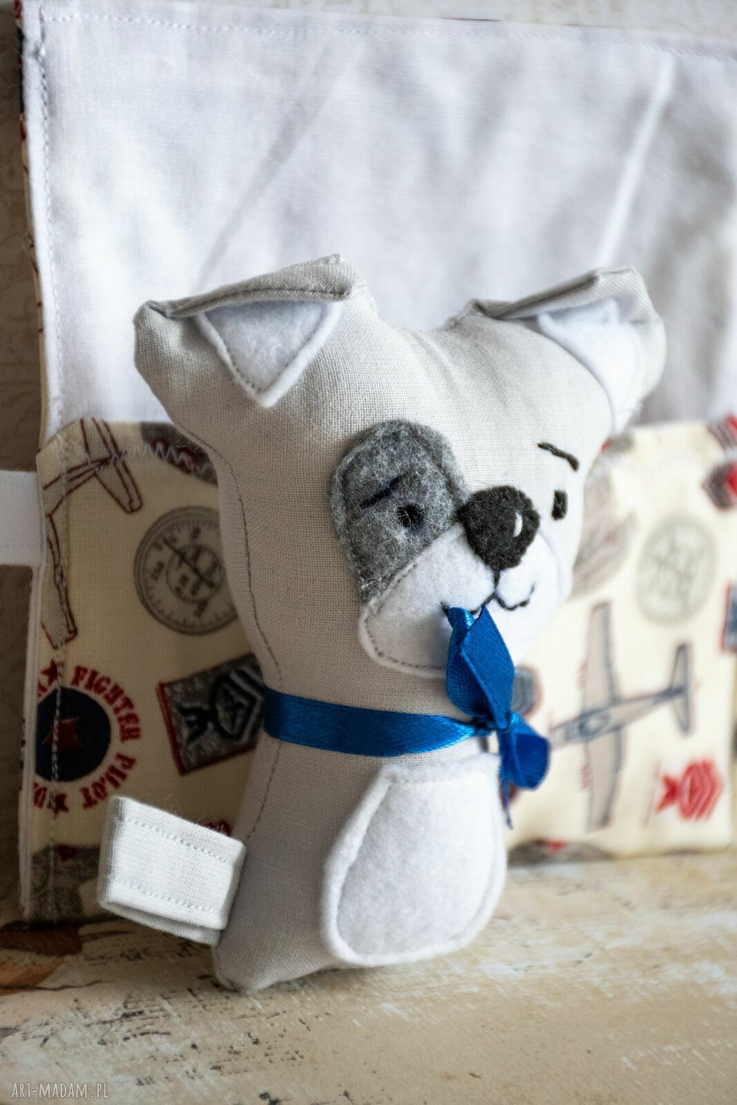 Minisie w śpiworku - Piesek szary, ręcznie haftowana maskotka 9,5 cm