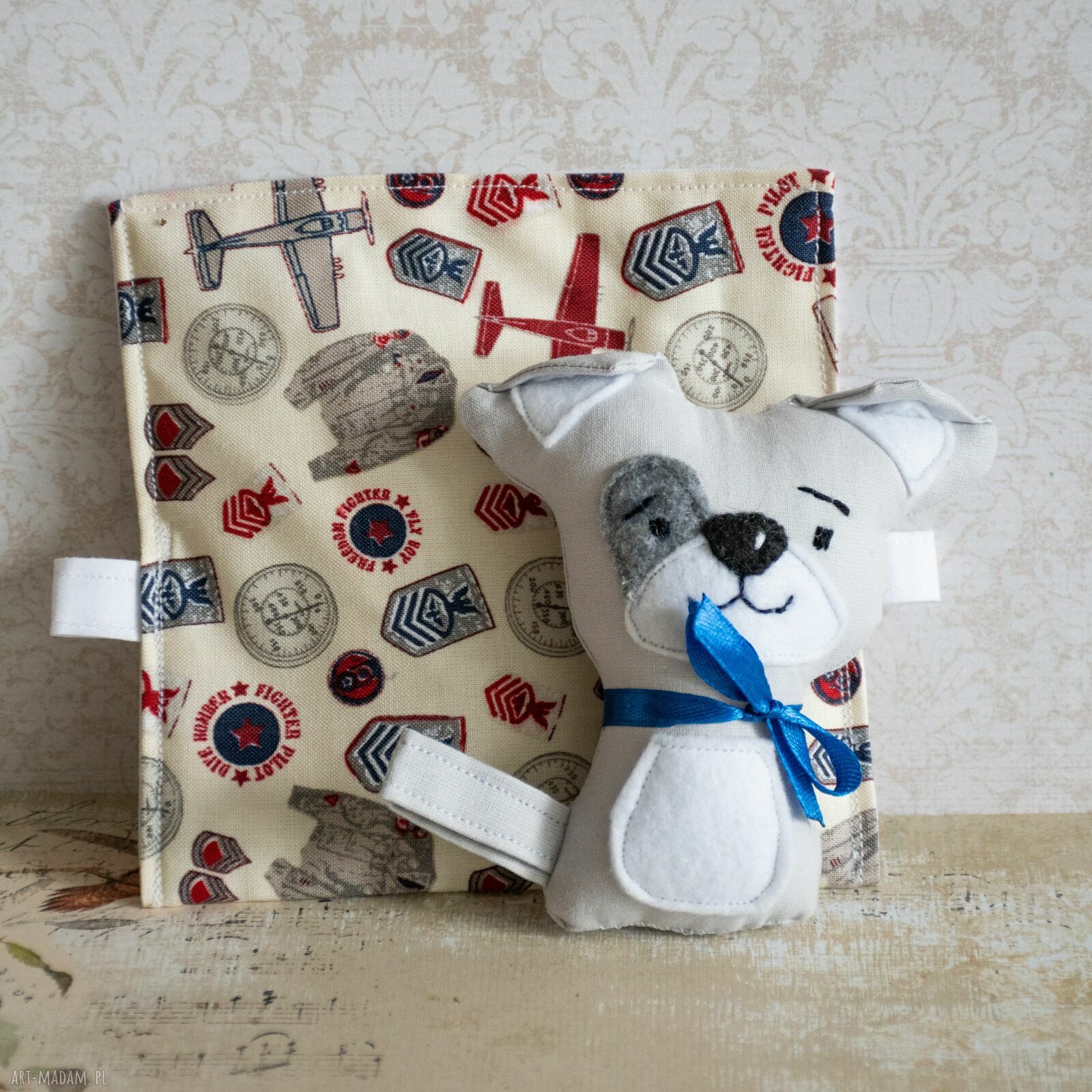 Minisie w śpiworku - Piesek szary, ręcznie haftowana maskotka 9,5 cm