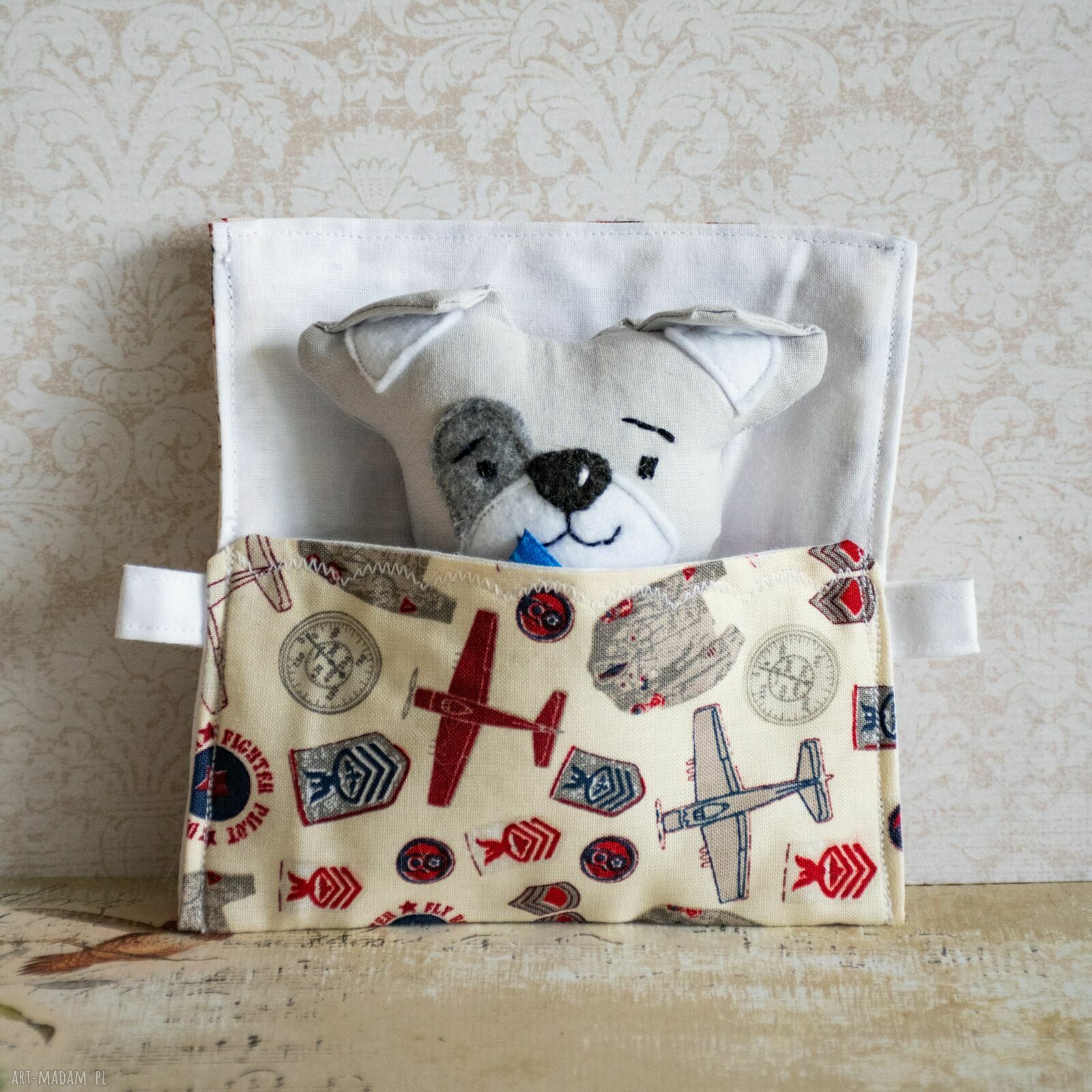 Minisie w śpiworku - Piesek szary, ręcznie haftowana maskotka 9,5 cm