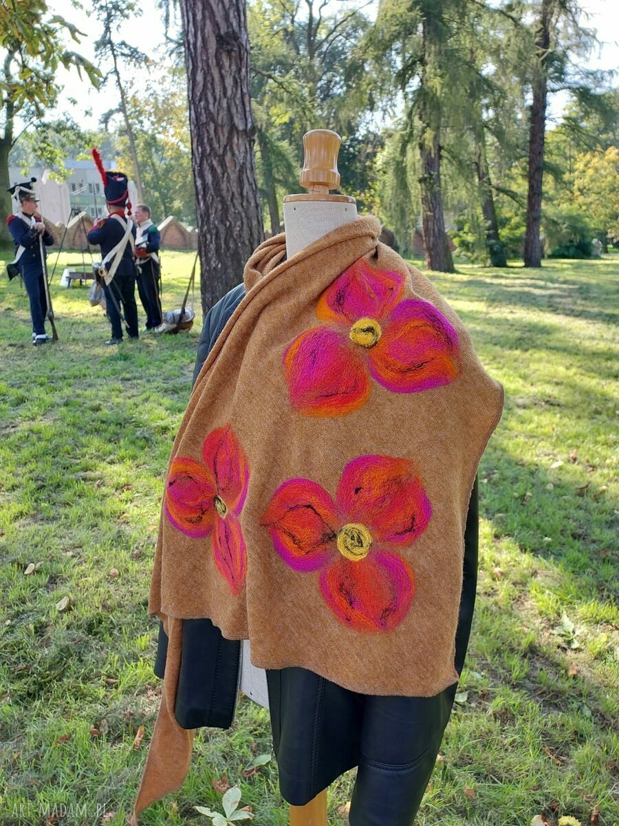 Miodowa chusta z wełny merino - handmade z filcowanymi elementami w stylu boho