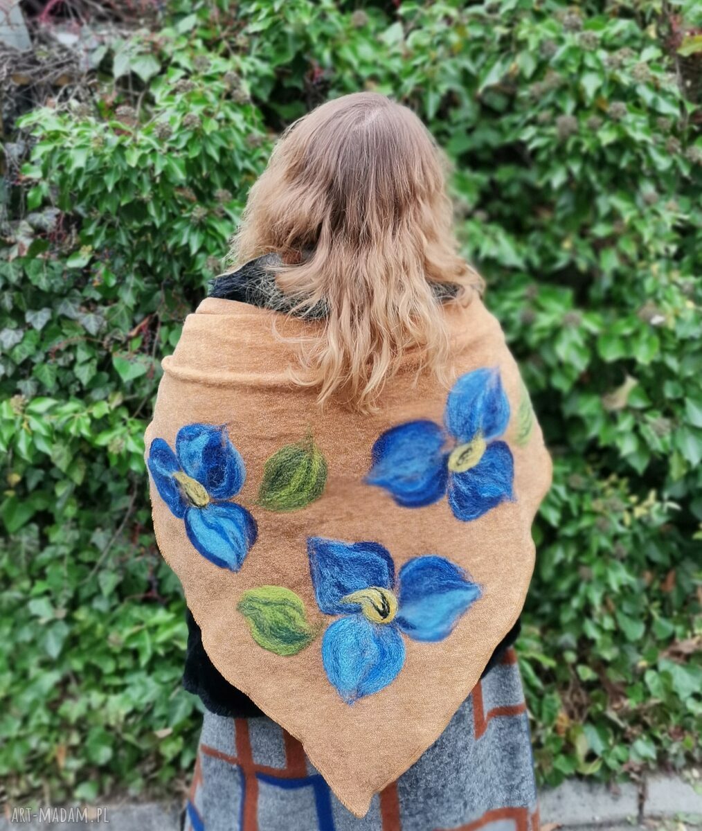 Miodowa chusta handmade z wełny merynosów i filcowanymi elementami