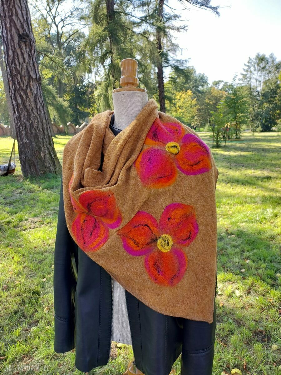 Miodowa chusta z wełny merino - handmade z filcowanymi elementami w stylu boho