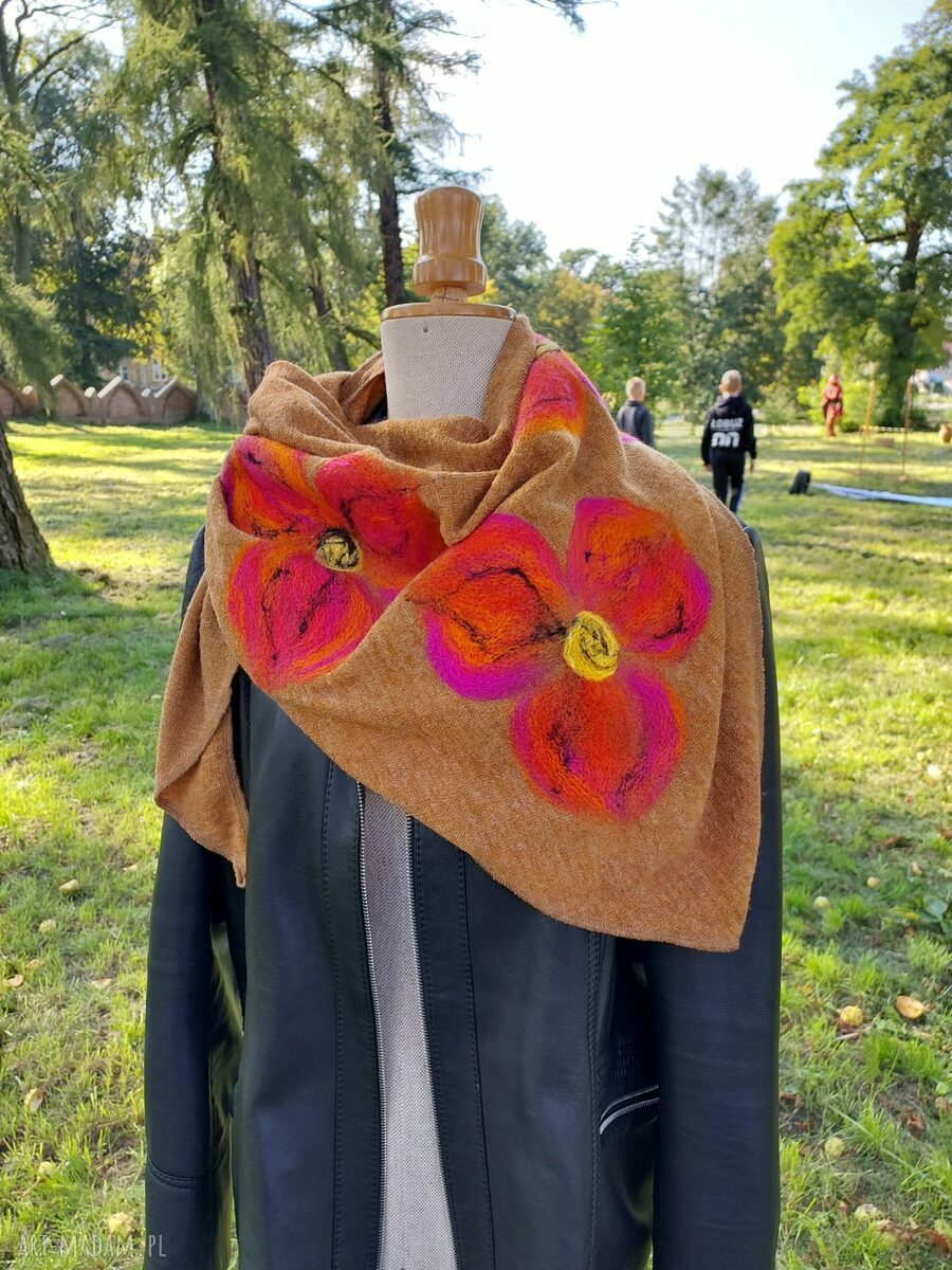 Miodowa chusta z wełny merino - handmade z filcowanymi elementami w stylu boho