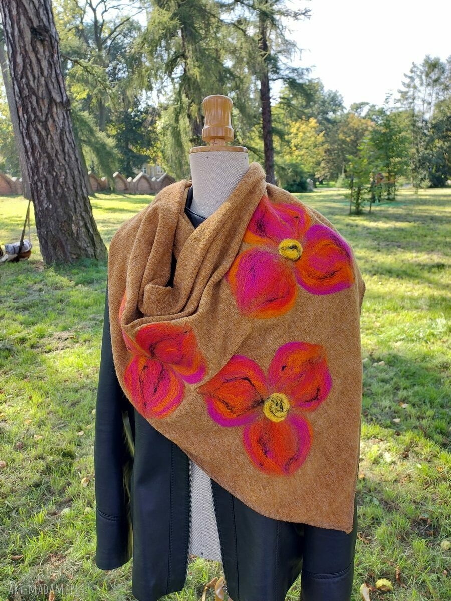 Miodowa chusta z wełny merino - handmade z filcowanymi elementami w stylu boho