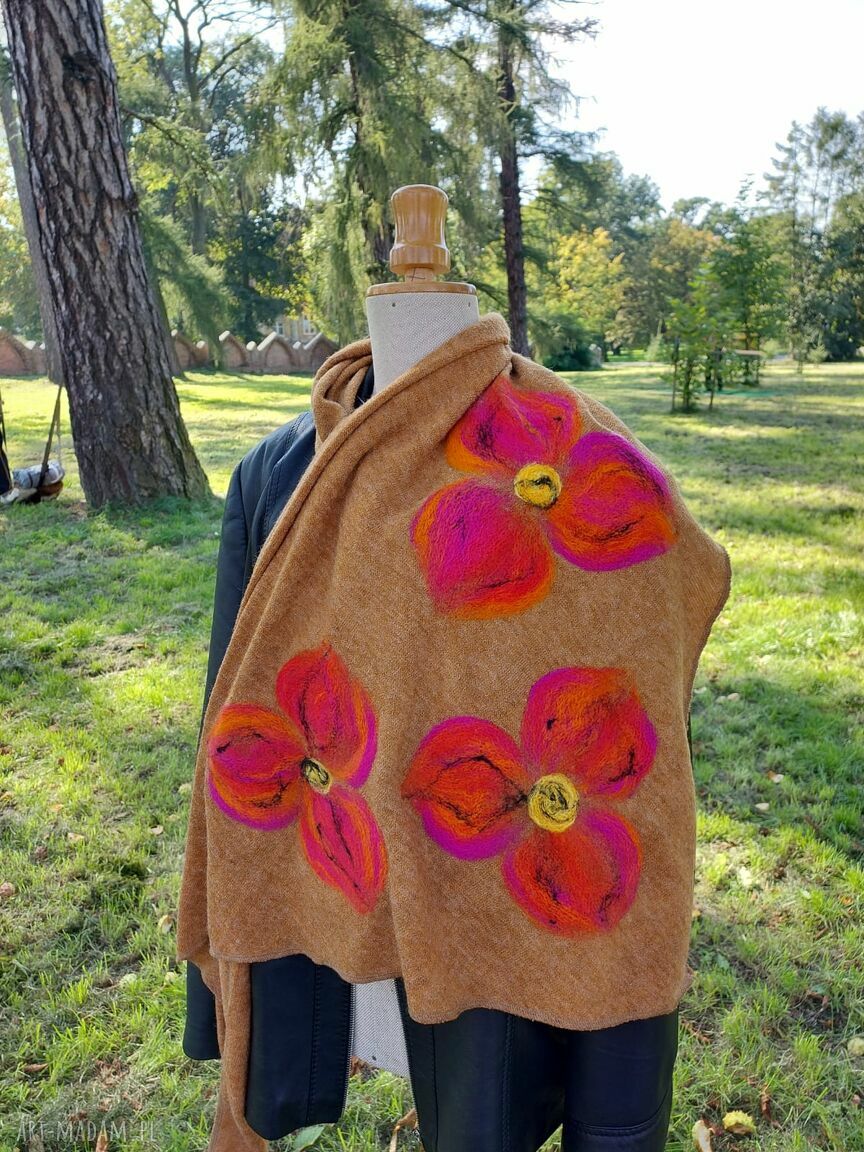 Miodowa chusta z wełny merino - handmade z filcowanymi elementami w stylu boho