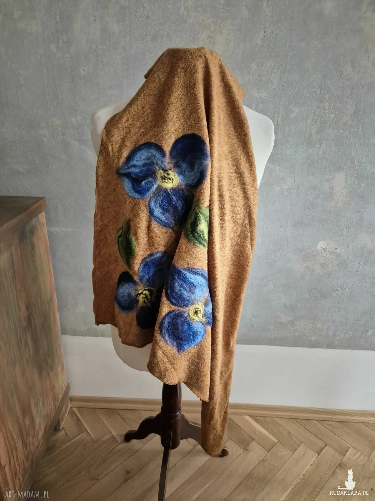 Miodowa chusta handmade z wełny merino - filcowane elementy 160 x 91 cm