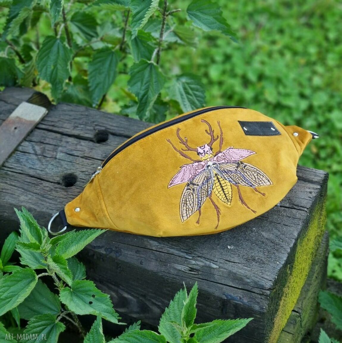 Miodowa nerka z insektem - pojemna, haftowana saszetka handmade