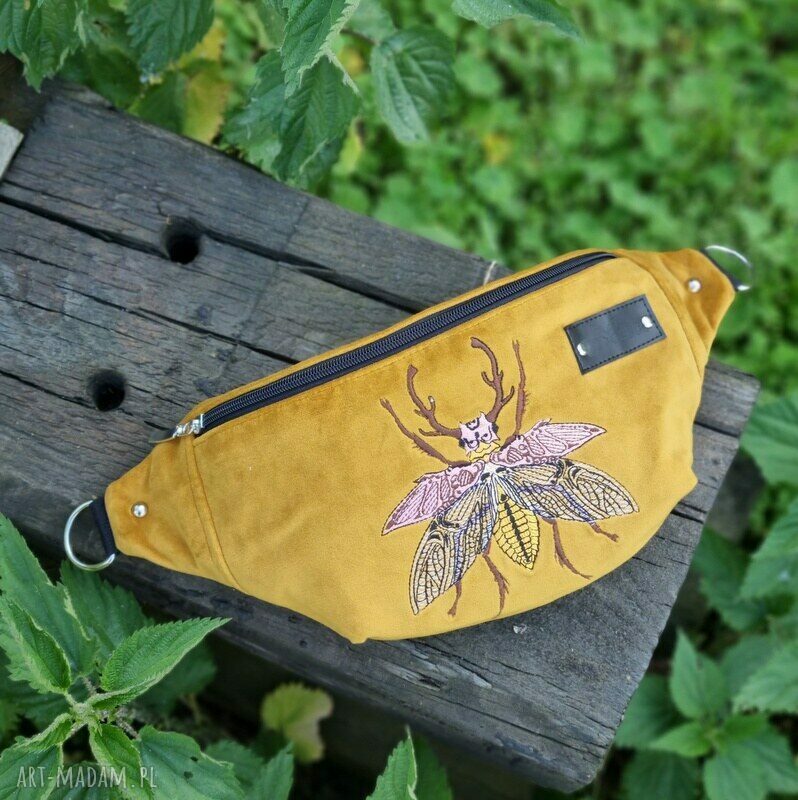 Miodowa nerka z insektem - pojemna, haftowana saszetka handmade