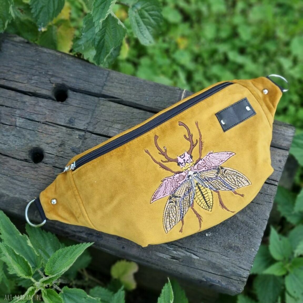 Miodowa nerka z insektem - pojemna, haftowana saszetka handmade