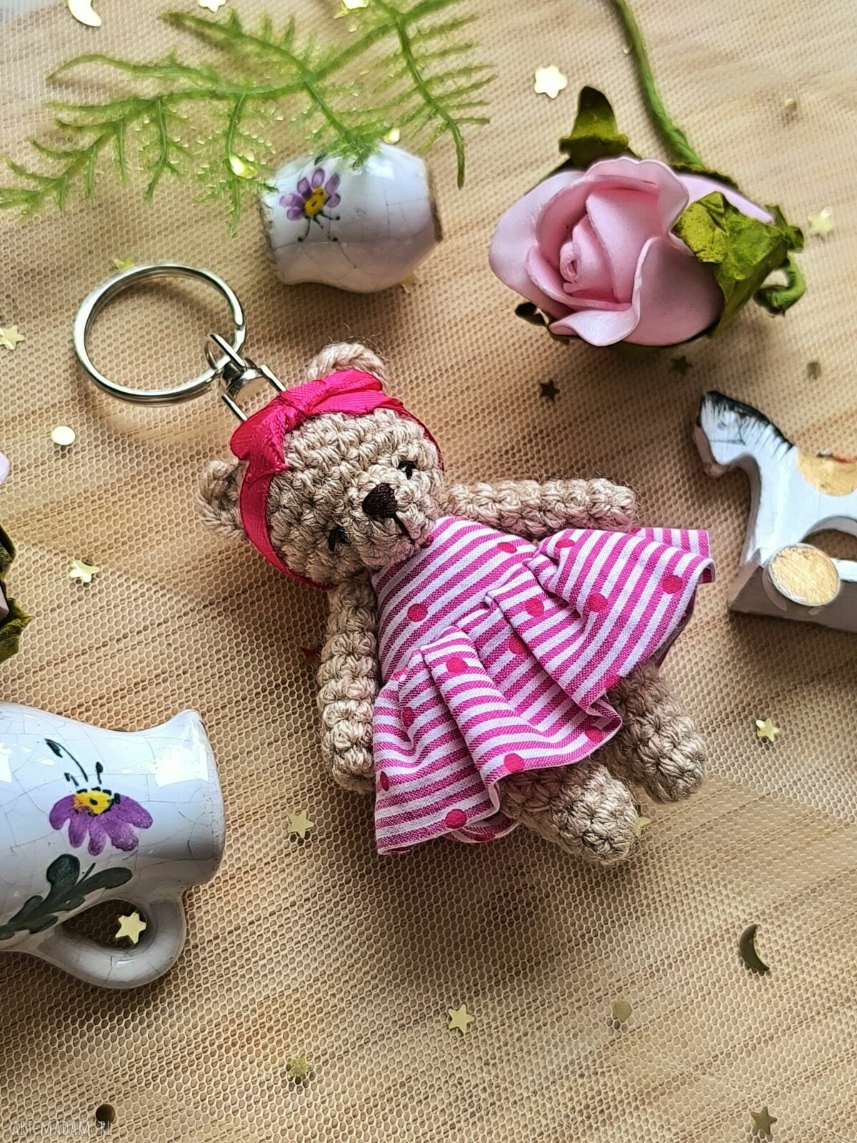 Miś breloczek Helenka - szydełkowy brelok z różowo-białą sukienką i kokardką