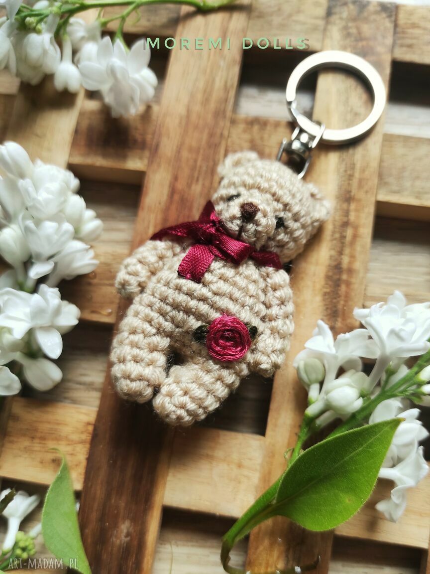 Miś Cherry Flower z haftem imienia - breloczek personalizowany