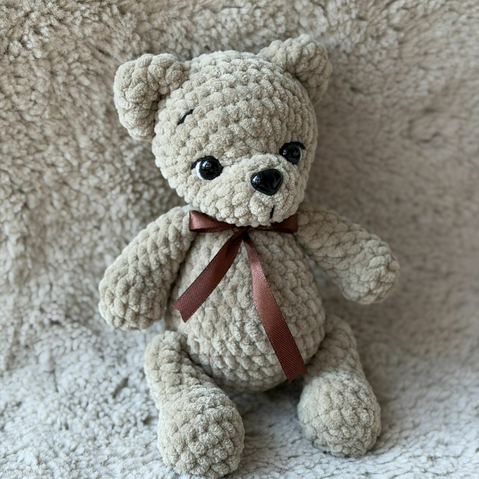 Miś Dante z kokardką w kolorze różowym - ręcznie szydełkowany pluszak 22 cm