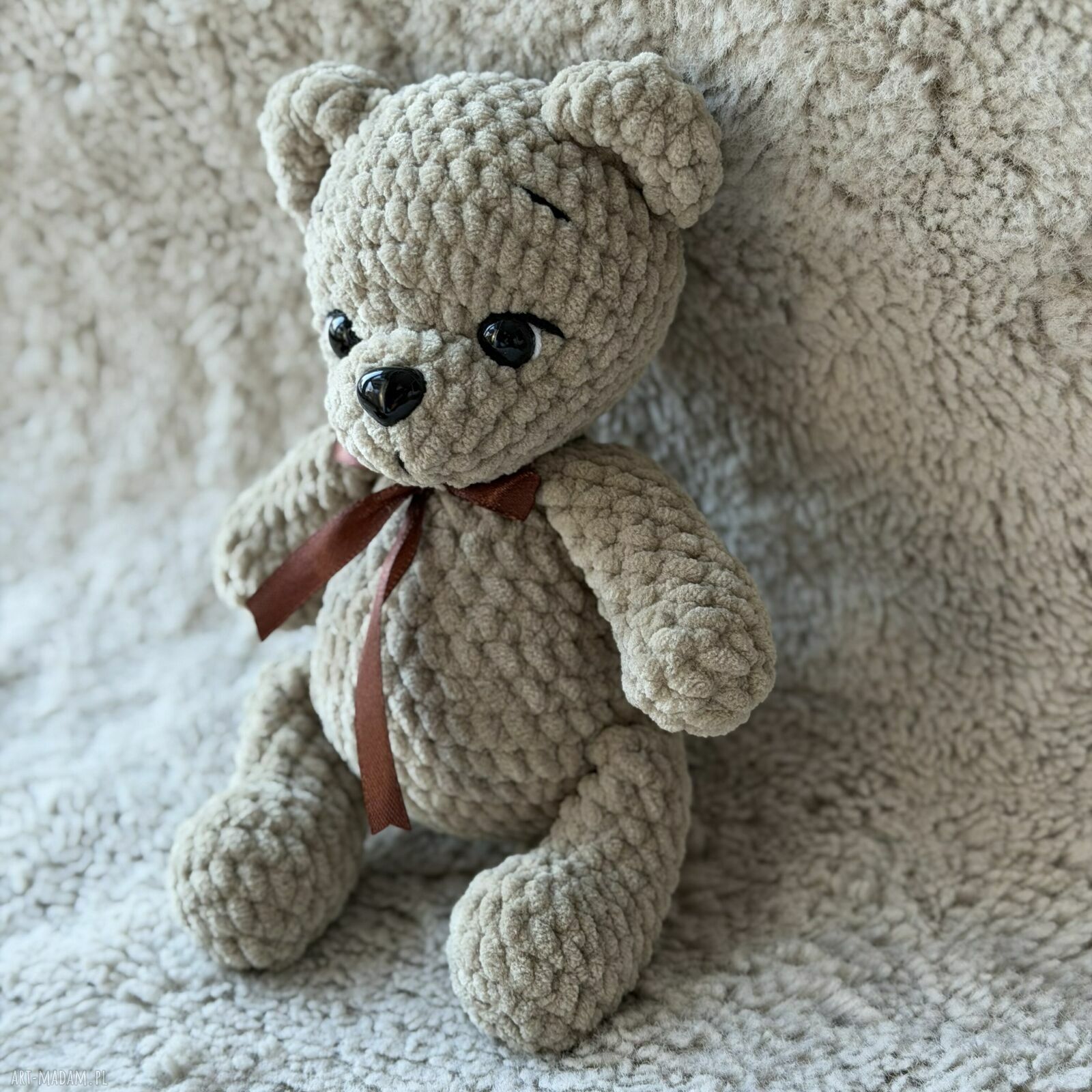 Miś Dante z kokardką w kolorze różowym - ręcznie szydełkowany pluszak 22 cm