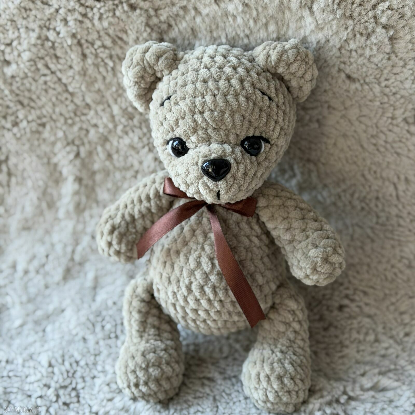 Miś Dante z kokardką w kolorze różowym - ręcznie szydełkowany pluszak 22 cm
