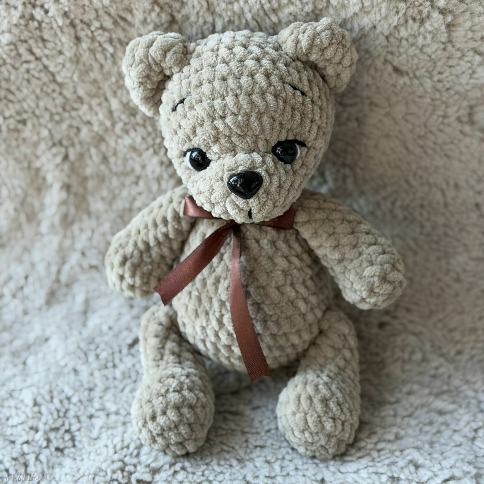 Miś Dante z kokardką w kolorze różowym - ręcznie szydełkowany pluszak 22 cm