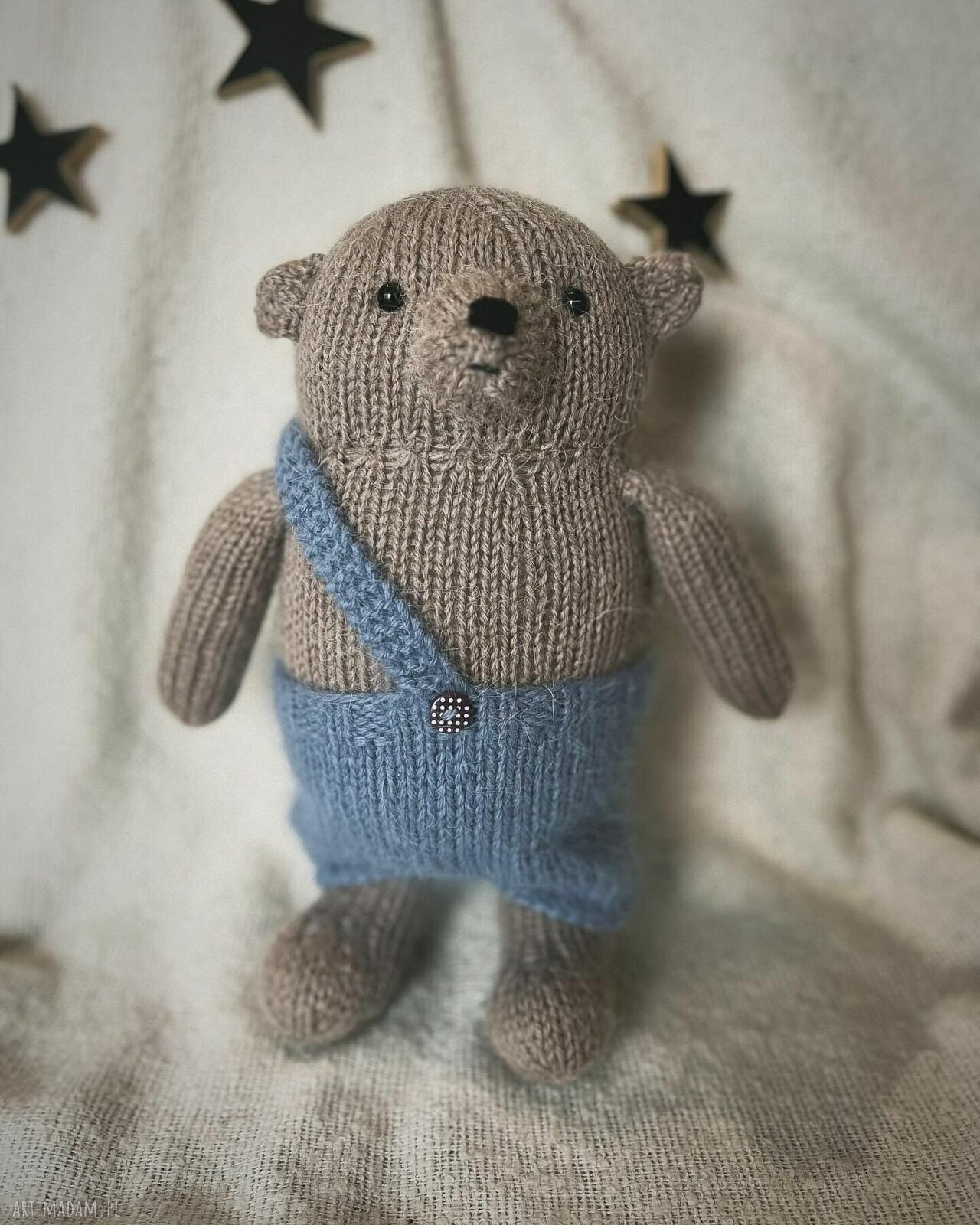 Miś dziergany ręcznie w ubranku - wyjątkowa maskotka handmade